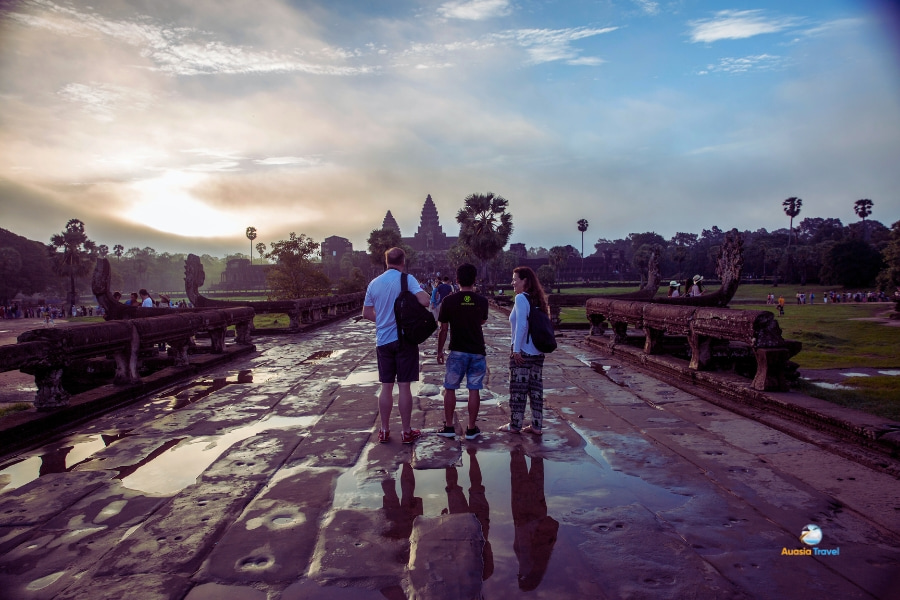 Tourists walking to Angkor Wat at sunrise in Cambodia – Auasia Travel